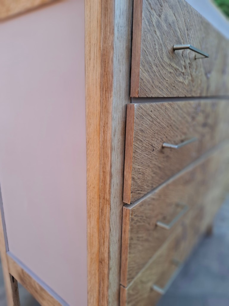 Vue rapprochée d'une commode en bois avec des tiroirs et une finition lisse.