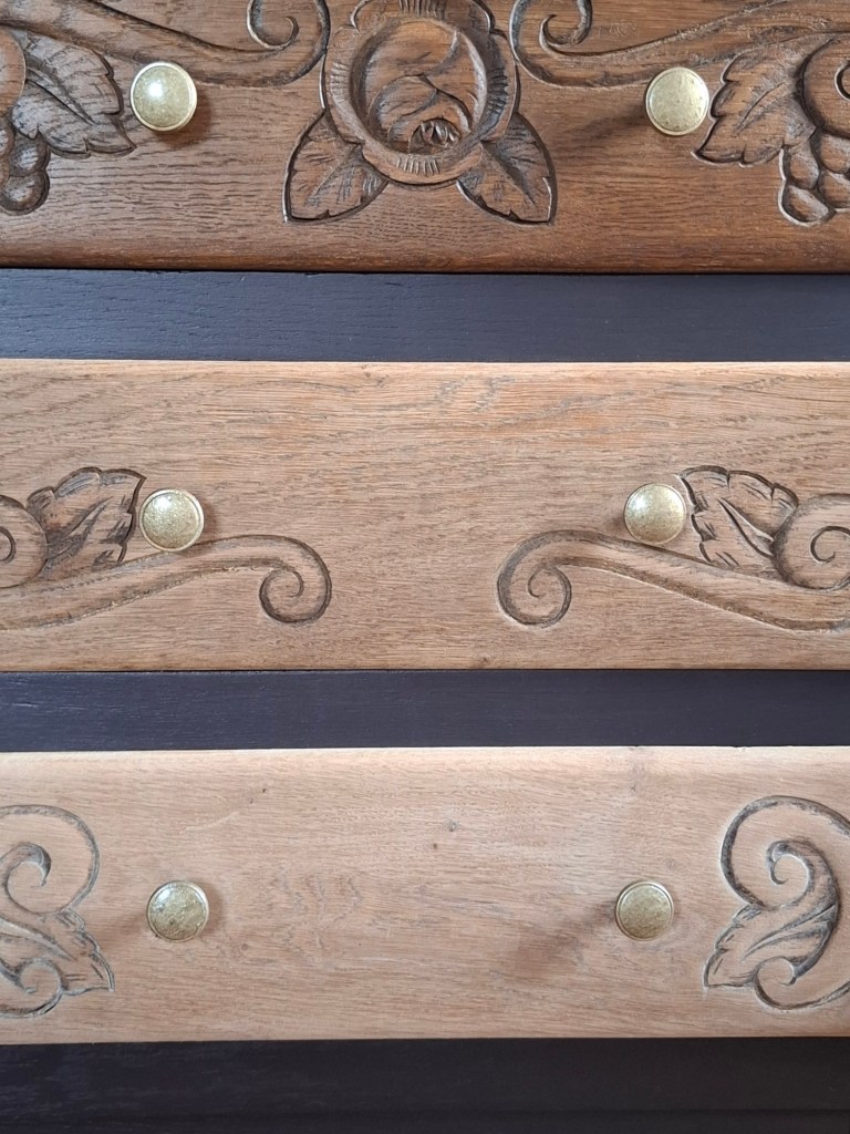 Détails en bois sculpté ornés de motifs floraux avec des boutons en métal.
